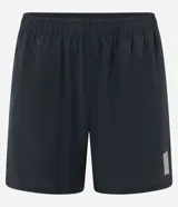Bermuda deportiva masculina de poliéster, modelo running, color negro. Posee cintura elástica con ajuste interno, sin estampa y bolsillo trasero con cremallera.
