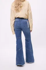 Pantalón jean oxford con recortes, de tiro alto y calce elastizado.
