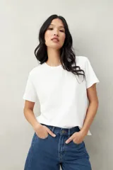 Remera blanca de algodón con cuello redondo y mangas cortas.