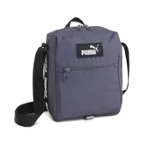 Bolso cruzado gris oscuro de material sintético, con cierre y logo de la marca en la parte frontal.