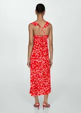 Vestido largo rojo con estampado floral rosa, escote redondo, tirantes finos cruzados en la espalda y corte recto.