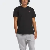 Remera negra de corte clásico con logo Reebok bordado en el pecho.