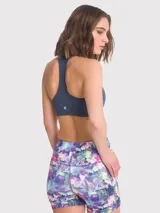 Top deportivo negro con espalda racerback y soporte medio. Cuenta con almohadillas removibles y sujetador integrado.