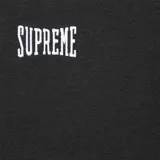 Camiseta negra de algodón con logo de Supreme bordado en el pecho.