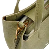Cartera mediana verde con doble asa corta, correa larga regulable y desmontable, acceso abierto y herrajes plateados.