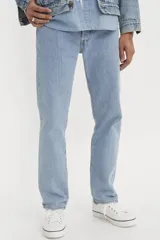 Pantalón de jean celeste de corte recto, tiro alto y botón en la bragueta.