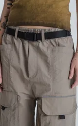 Bermuda color arcilla de corte oversize, con múltiples bolsillos y cinturón con hebilla.