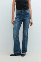 Pantalón de jean azul medio, corte bootcut.