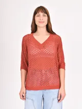 Buzo de tejido de punto calado color negro, con escote en V y mangas 3/4.