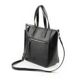 Cartera tipo tote color negro, confeccionada en cuero sintético. Tiene doble asa de mano, correa bandolera regulable y extraíble, cierre superior y herrajes plateados. Cuenta con un compartimento principal, un bolsillo interno con cierre, dos bolsillos internos abiertos y un bolsillo externo con cierre.