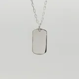 Conjunto de joyería que incluye cadena de 60 cm y medalla rectangular en plata 925.