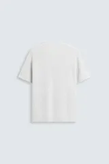 Camiseta negra de corte recto y manga corta, tejida en punto perlado de algodón.