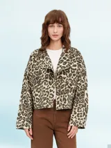 Campera color marrón claro con cuello solapa, cierre frontal con botones y bolsillos con solapa en el pecho.