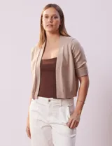 Bolero tejido color beige, marca Ninety, de manga corta con apliques de botones en los puños.