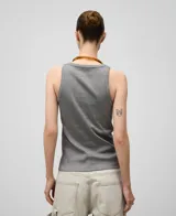 Musculosa blanca de algodón con textura acanalada, cuello redondo y logo bordado en la espalda.