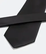 Corbata clásica color borgoña, de tela satinada con textura.