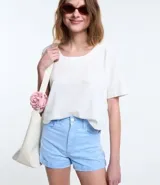 Short de sarga negro con cintura alta, bolsillos delanteros y traseros.