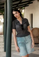 Remera de hilo tejido color gris con cuello polo y mangas cortas.