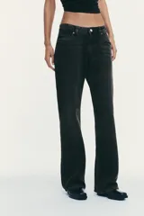 Pantalón de jean celeste claro, de tiro bajo, corte wide leg y largo hasta el tobillo. Tiene cinco bolsillos, cierre frontal con cremallera y botón metálico.