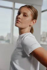 Remera deportiva blanca de manga corta, confeccionada en tejido de poliamida y elastano.