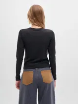 Remera gris de tejido acanalado, cuello redondo y corte crop.