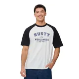 Remera blanca con mangas raglán negras y estampado frontal con el logo de Rusty en azul.