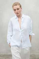 Camisa celeste con rayas verticales blancas, de lino.