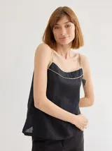 Musculosa color crudo de lino con breteles finos y detalles con vivos en el escote.