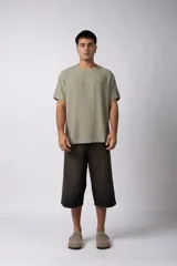 Remera color crudo de lino con textura entramada, calce cómodo y mangas cortas.