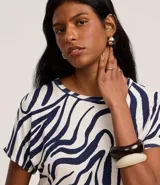 Blusa de mangas cortas con estampa de cebra y cuello redondo.