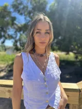 Collar corto con cuentas de cristal checo transparentes y cuentas de acero quirúrgico plateadas. Se cierra con cadena de acero quirúrgico y ganchito para regular el largo.