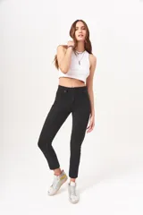 Pantalón jean negro de tiro alto, corte recto y tobillos al descubierto.