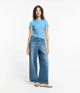 Blusa color beige de viscosa con elastano, de manga corta, cuello redondo, textura acanalada y bajo ondulado.