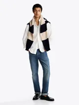 Camisa blanca de sarga de puro algodón teñido en prenda, con cuello con botones, bolsillo de parche en el pecho y puños redondeados con botón.