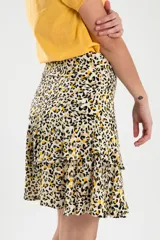 Pollera de corte asimétrico con estampado de flores en tonos rosas, con detalles volantes.