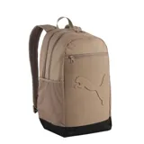 Mochila Puma Buzz de color marrón claro (taupe) con base negra. Presenta el logo de Puma en relieve en el panel frontal, un bolsillo frontal con cierre y un bolsillo lateral de malla.