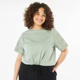 Remera verde claro de manga corta con detalle de macramé en las mangas. Tiene cuello redondo y corte holgado.
