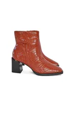 Botines de cuero color caramelo con textura croco, caña media, cierre lateral y tacón bloque negro de 7 cm.