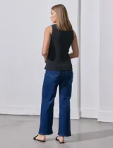 Musculosa de algodón color negro, de corte clásico y escote redondo.