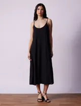 Vestido midi negro de crepe con breteles finos regulables y escote redondo.