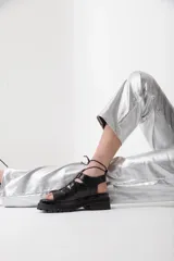 Sandalias de cuero color marrón con textura de cocodrilo, plataforma con suela track y tiras finas que se atan al tobillo.