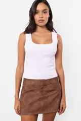 Mini falda marrón de cuero sintético con efecto desgastado, cierre metálico y botón snap.