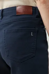 Bermuda azul marino de corte recto, con cinco bolsillos y cierre frontal con botón y cremallera.