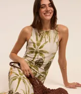 Vestido midi de viscosa con estampado de follaje, escote recto, breteles finos y espalda descubierta.