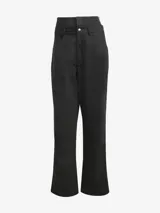 Pantalón utilitario negro de corte holgado y tejido de sarga suave, con múltiples bolsillos y tres rayas verticales en los laterales.