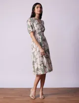 Vestido midi de gasa con estampado floral en tonos azul y beige, escote en V, cintura elastizada, mangas cortas con puño elastizado y forro interno a tono.