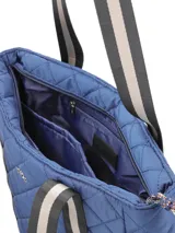 Cartera tipo shopper azul con diseño capitoneado y base negra. Tiene correas bitono, cierre de nylon con tirador textil, logo metálico, bolsillos interiores y compartimento acolchado para laptop.