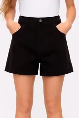 Short de jean negro, liso, de corte recto y tiro alto.