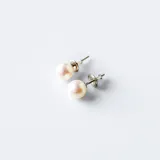 Aros tipo caravana de plata 925 con perlas de río redondas color blanco.
