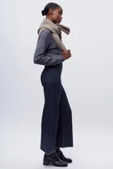 Pantalón de jean azul oscuro, de tiro alto y corte wide leg.